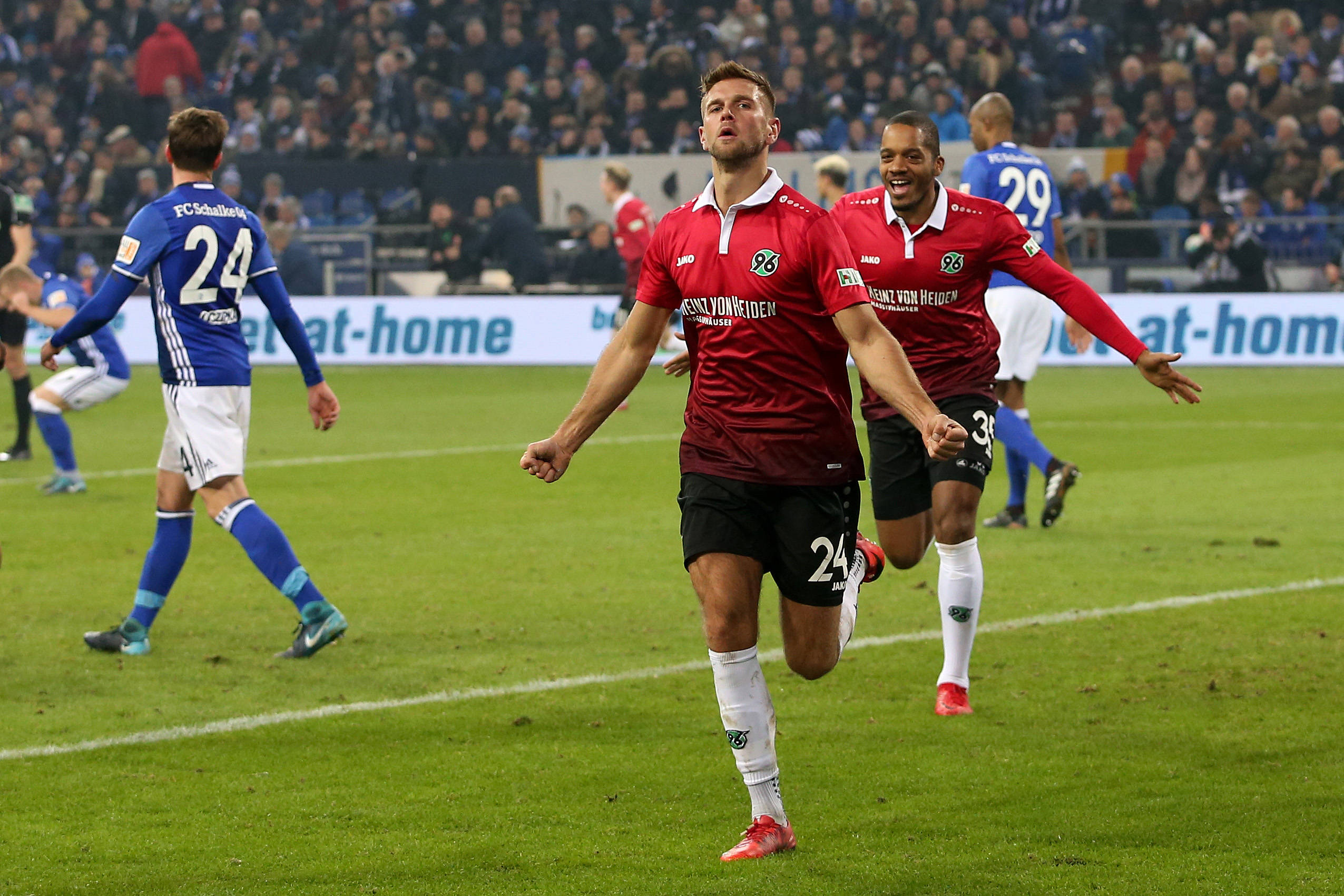 乒超联赛半决赛对决在即！皇家马德里演练定位球，利物浦密集防守应对(利物浦vs皇家马德里决赛回放)